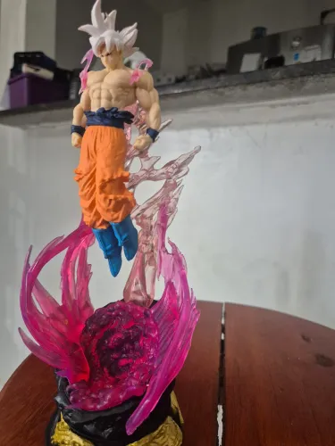 Action figure goku Ultra instict