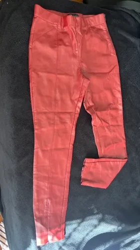 calça zara couro sintético vermelha p - na etiqueta tá m mas não serve em quem usa m