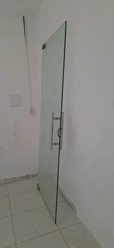 Porta de Vidro Temperado com Puxador e Ferragens
