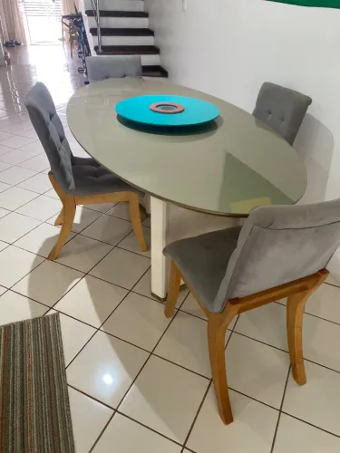 Mesa de jantar com 04 cadeiras e 01 prato giratório. No valor de 3.600,00