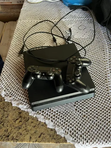 PlayStation 4 com dois controles originais tem jogos