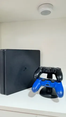 PlayStation 4 slim + 2 controles e carregador e suporte de controle