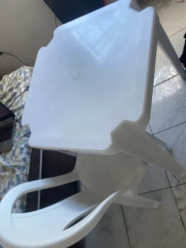 Conjunto Mesa e Cadeira de Plástico Reforçadas: Uso interno e externo.