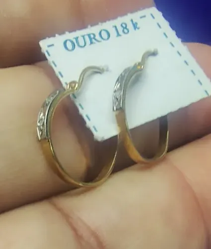 Brinco Argola Alça Diamantes Ouro Amarelo e Branco 18 Kilates Peso 1.57 Gramas 15 mm      