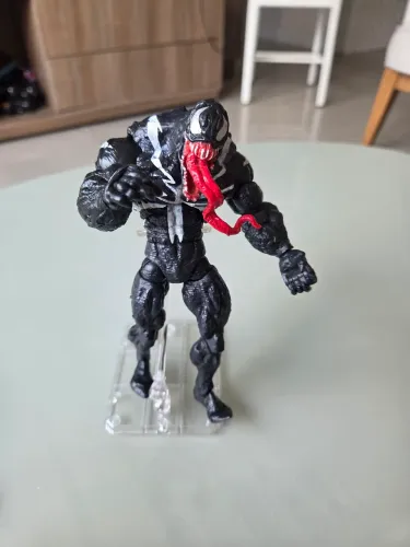 Boneco Venom articulado com suporte.