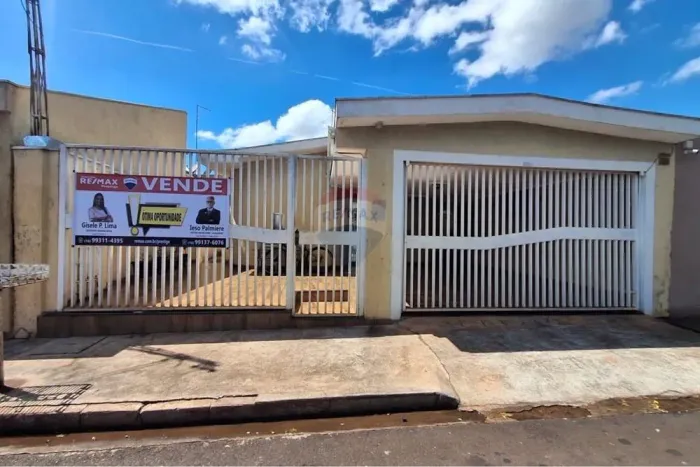 A casa que tem tudo que você procura e o quintal que você merecia ter