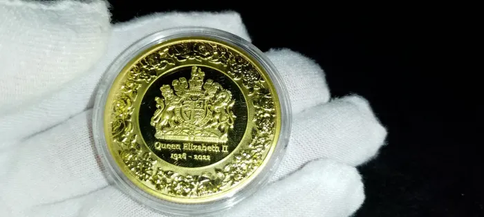 Moeda Queen Elizabeth II 1926 - 2022 banhada a ouro