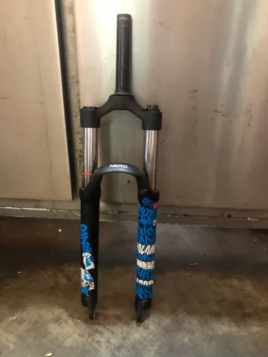 Vende se! Suspensão absolute Nero aro 24.obs(já está com o canote cortado)