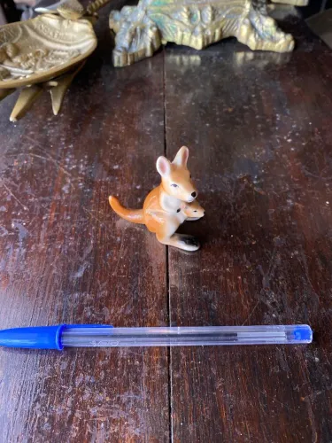 Pequeno cangurú em porcelana para decoração (ref:358)