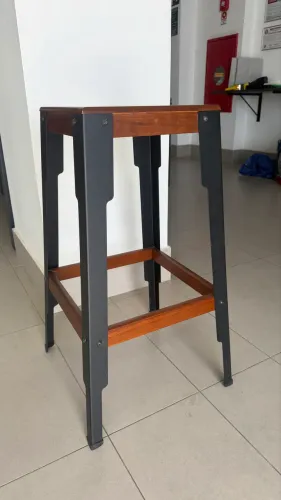 Banco decoração material com metal preto fosco