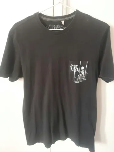 Camiseta Preta - Usada. Bem conservada.