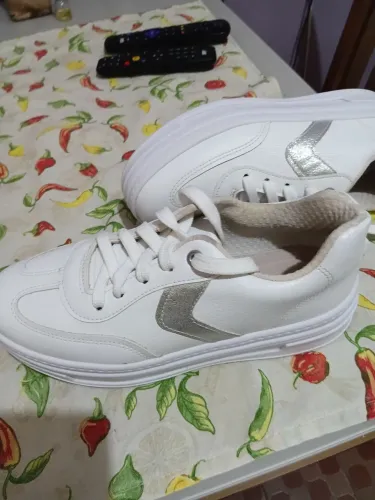 Vendo um par de tênis. CASUAL,  USEI 2 VEZES. FICOU FOLGADO NOS MEUS PÉS. BEIRA RIO. Tm 36
