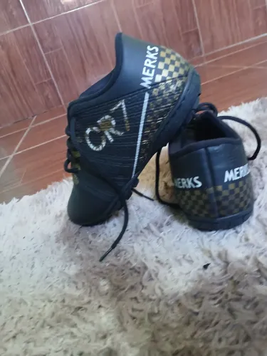 Chuteira Society futebol menino Cr gramado Grama preto-dourado 34-35