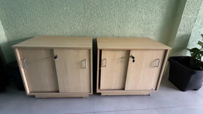 Vendo 2 armários de madeira 