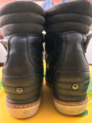 Tênis Sneakers Diesel. Tamanho 36. Em couro legítimo.