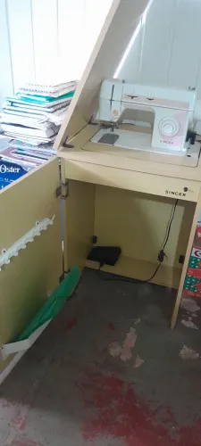 Maquina de costura com pequena avaria 