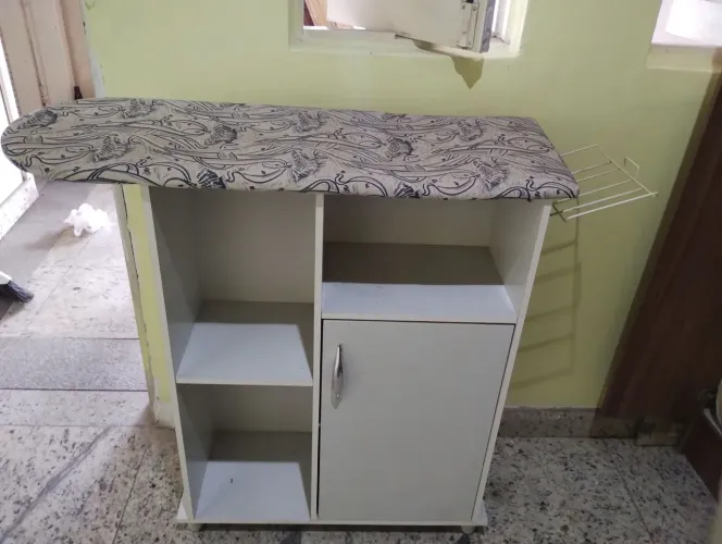 Armário multiuso com tábua de passar roupa