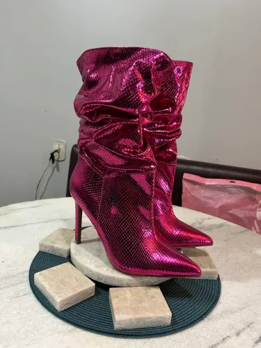 ? Bota Feminina Metalizada Pink - Salto Fino | Super Estilosa