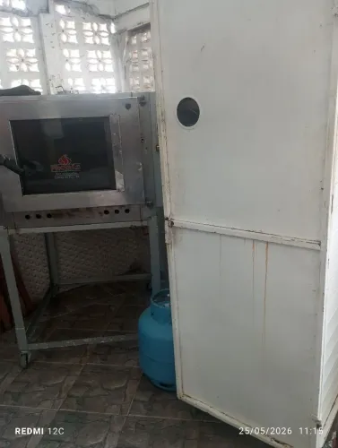 1 Carrinho estufa e 2 forno de padaria um de 5 telas e outro forno de 8 telas 