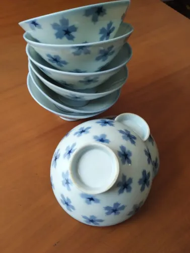 Jogo de Tigelas de Porcelana Japonesa (Chawan) - 7 Peças com Estampa Floral Azul