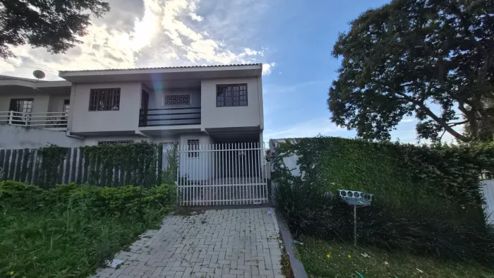 Sobrado com 03 quartos para locação no bairro do Boqueirão