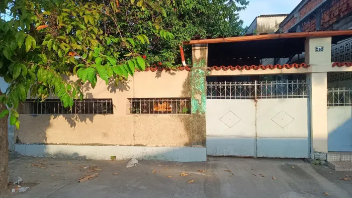 Casa 2 quartos e garagem em bangu