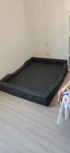 Cama montessoriana de espuma cinza
