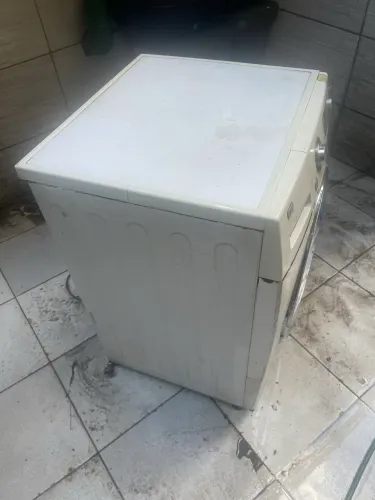 Máquina de lavar lava e seca