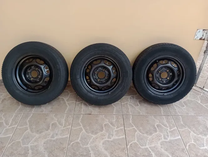 03 rodas de ferro aro 13. Original Volkswagen com pneus.