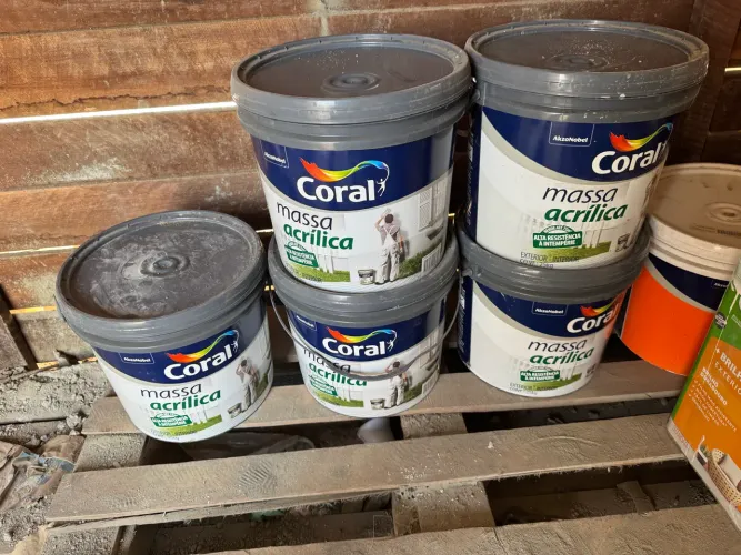 Vendo 5 Latões de Massa Acrílica da Coral