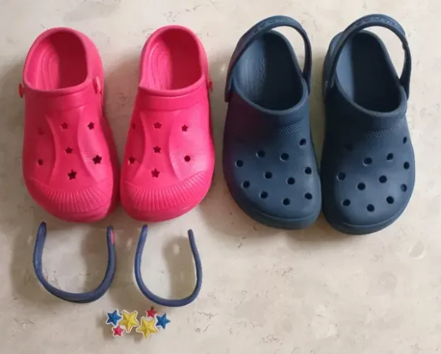 Desapego Infantil 1 Crocs Azul Marinho 34 e 1 M@rea Vermelho 33