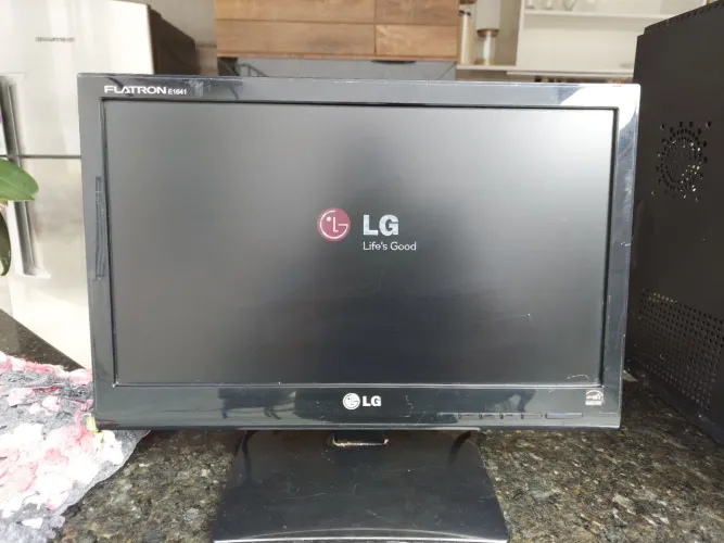 Monitor LED LCD LG 15" e Gabinete <br>Tamanho da tela: 15,6 polegadas.