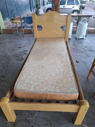 Cama solteiro de madeira com colchão