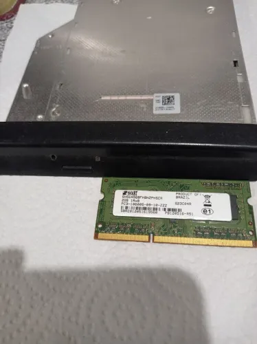 Um leitor de Dvd de notebook um memória ram 2g