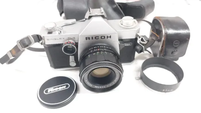Câmera fotográfica analógica vintage Ricoh Singlex TLS com uma lente Auto Rikenon 55mm f/2