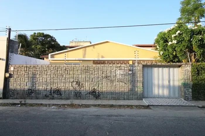 IMPERDÍVEL! Excelente casa residencial e comercial com 3 quartos sendo 1 suíte, wc social,