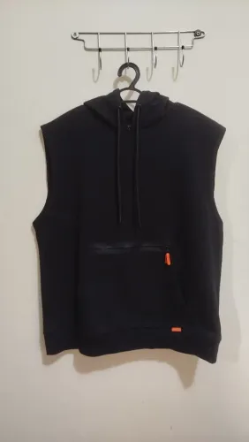 Colete preto regata com capuz da Zara tem bolsos na frente