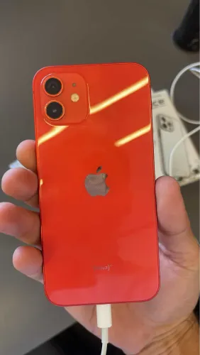 iPhone 12 vermelho