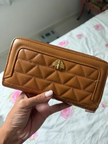 Carteira caramelo Schutz abelha