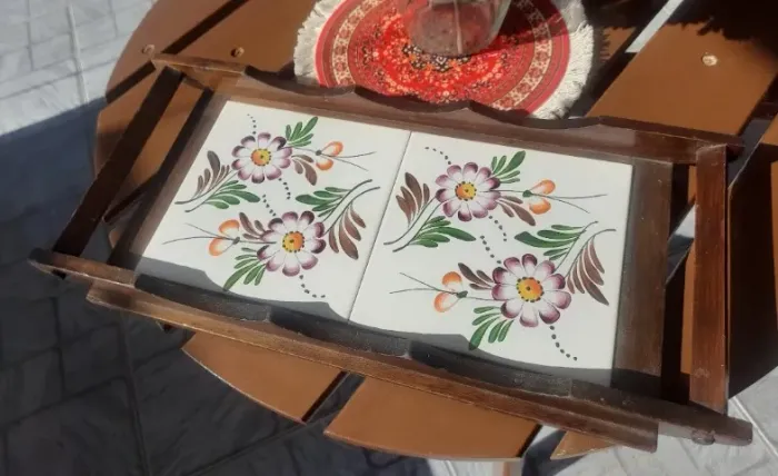 Bandeja antiga em madeira e azulejo com pintura manual 43cm x 20cm