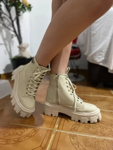 Bota coturno feminina tratorada cano alto 