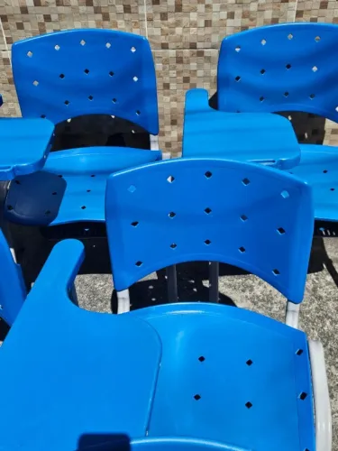 Cadeiras plásticas azuis com mesa acoplada semi novas (modelo carteira universitária) 