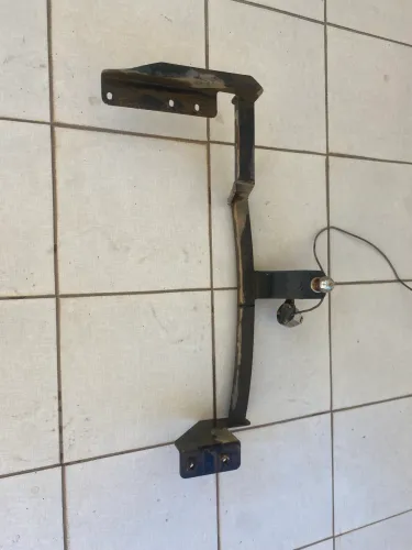 Engate de Reboque Ford Fiesta Hatch (2003 a 2014) com Tomada Elétrica