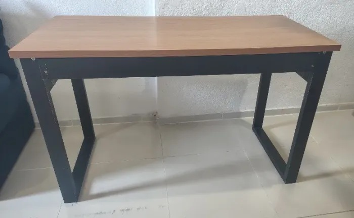 Mesa de escritório com gaveta