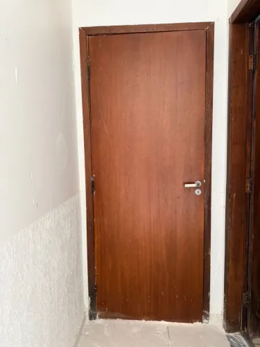 Porta de madeira com maçaneta