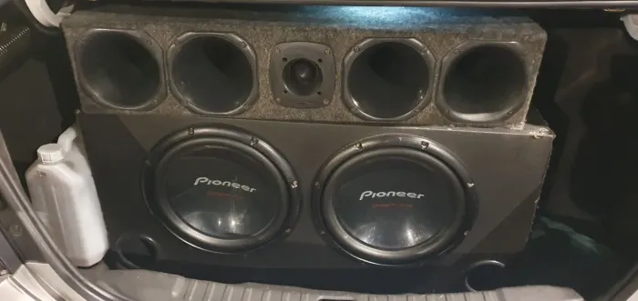 Vendo som automotivo toca muito forte.
