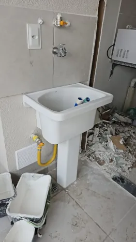 Tanque branco com coluna
