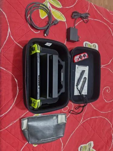 Nintendo Switch V1 + Joy con Hori Zelda Edition + Mario Kart + Trilogia GTA