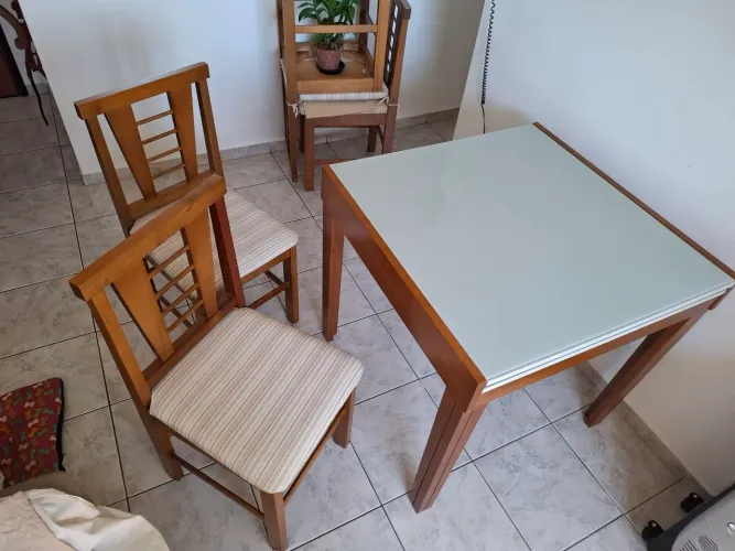 Mesa de Vidro temperado e Madeira Maciça com 4 cadeiras.