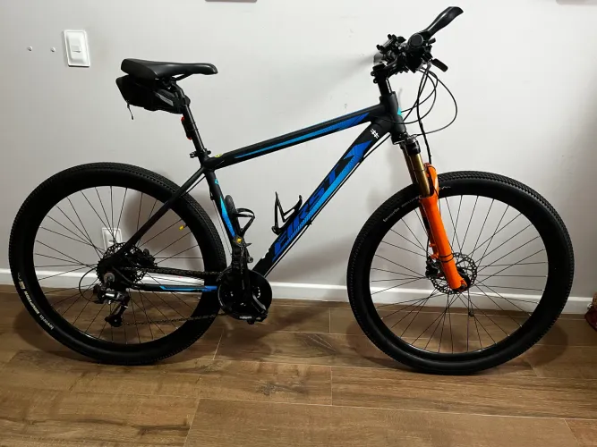 BICICLETA FIRST ARO 29 - QUADRO 19 - SHIMANO ACERA - SUSPENSÃO A AR